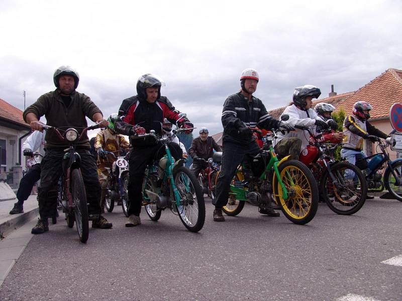 Vášniví řidiči mopedů měli sraz v Dobšicích u Znojma. Konal se tam čtvrtý ročník Sapík Cupu 2012.