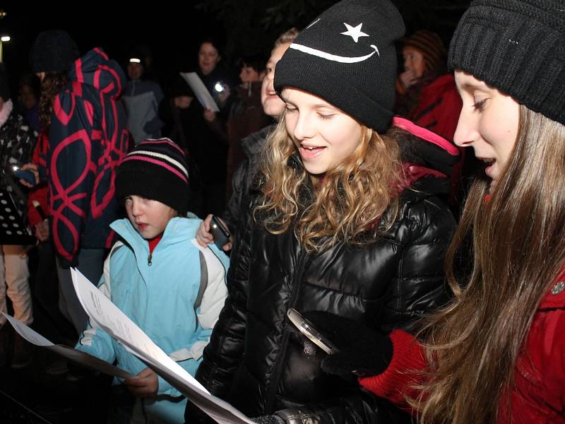 Přibližně stovka lidí od těch nejmenších po jejich babičky a dědy si přišla zazpívat koledy k vánočnímu stromu před kostelem svatého Josefa v Jevišovicích.