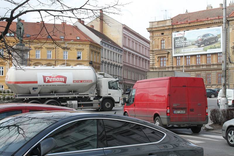 Znojmo se v pondělí proměnilo ve velký dopravní špunt. Kvůli opravám a uzavírkám se ve městě tvořily dlouhé kolony.