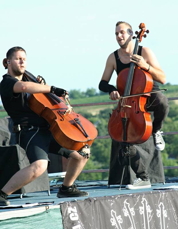 Více než dvě stovky lidí se přišly pobavit na koncert kapely Arrhythmia.