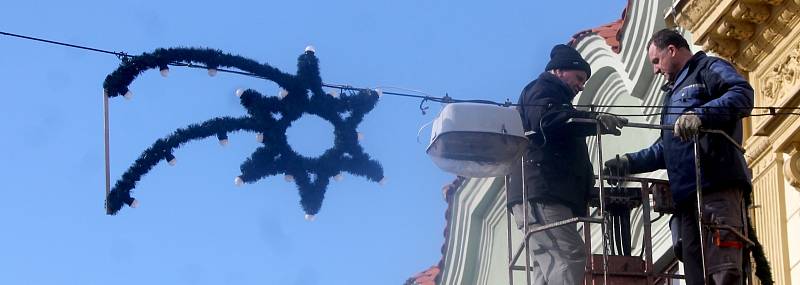 Znojmo bude mít i letos tradičně vánočně vyzdobené ulice. Světelné ozdoby budou na 328 místech. V těchto dnech je instalují pracovníci Správy nemovitostí města Znojma.