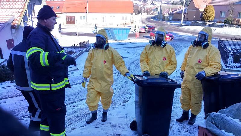 V Moravském Krumlově likvidovali veterináři společně s hasiči drůbež a ptáky, které lidé chovali doma. Ptáci se stali obětí ptačí chřipky.