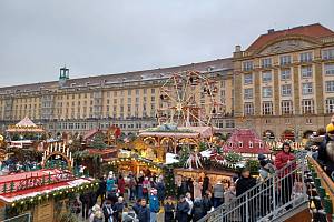 Procházka adventní atmosférou Drážďan. Největští drážďanský vánoční trh Striezelmarkt.