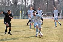 Fotbalisté Dobšic (modří) prohráli v prvním utkání jara s týmem Slatiny.