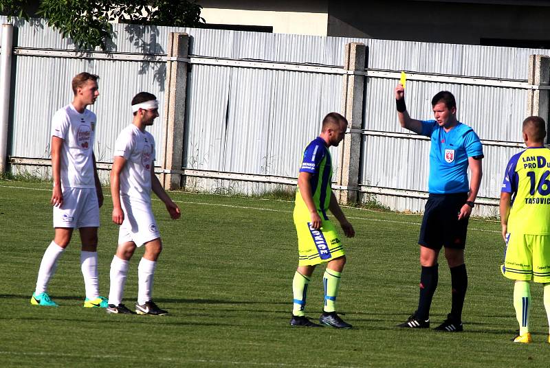 V posledním domácím utkání vyhráli tasovičtí fotbalisté nad týmem Strání 3:2.