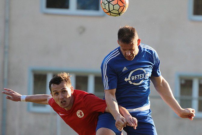 Fotbalisté Moravského Krumlova (v modrém) po patnácti letech spadli z krajského přeboru. V nové sezoně je čeká angažmá v 1. A třídě.