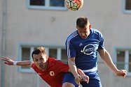 Fotbalisté Moravského Krumlova (v modrém) po patnácti letech spadli z krajského přeboru. V nové sezoně je čeká angažmá v 1. A třídě.
