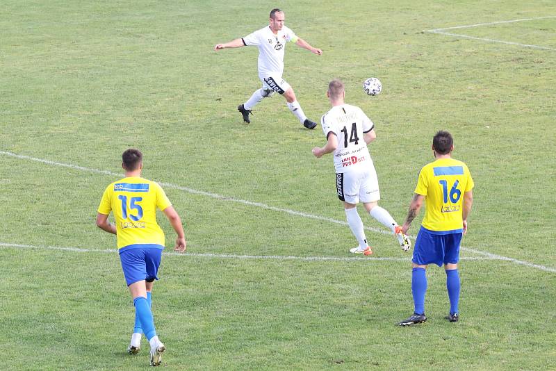 Fotbalisté divizních Tasovic (bílí) remizovali v 5. kole divize D s celkem Velké Bíteše 1:1.