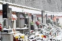 Otazníky vyvolává záměr prodeje části hřbitova v Křídlůvkách na Znojemsku. Jde o pás u zdi hřbitova, na kterém jsou roky hroby s náhrobky.