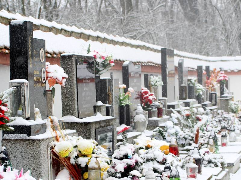 Otazníky vyvolává záměr prodeje části hřbitova v Křídlůvkách na Znojemsku. Jde o pás u zdi hřbitova, na kterém jsou roky hroby s náhrobky.