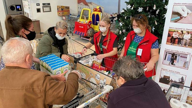 Do sobotní potravinové sbírky Oblastní charity Znojmo lidé darovali přes dvě a půl tuny potravin a drogerie.