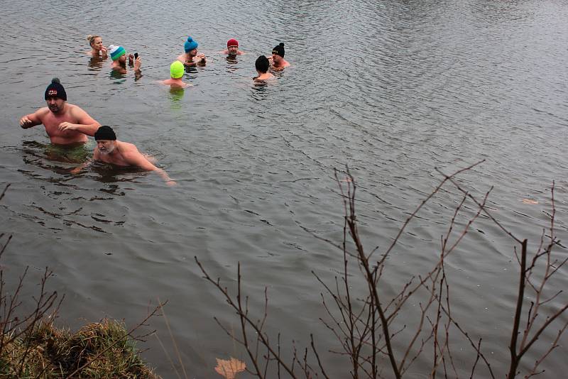 Znojemští sportovci vyzkoušeli první lednovou sobotu regenerační metodu Wima Hofa přímo ve studeném proudu řeky Dyje. Koupání absolvovali jak začátečníci, tak i pokročilí borci.