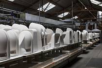 Výroba sanitárního zařízení ve společnosti Laufen.