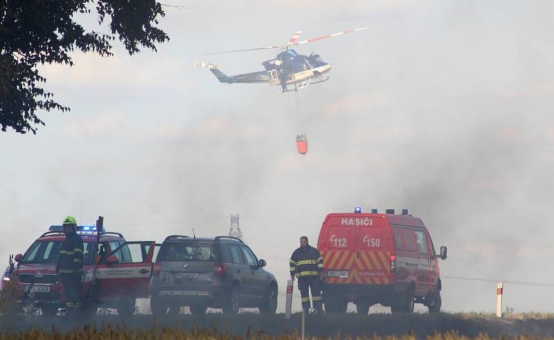 K rozsáhlému požáru pole a pneumatik vyjížděli hasiči v pondělí odpoledne k zemědělskému družstvu nedaleko Purkrábky u Suchohrdel.