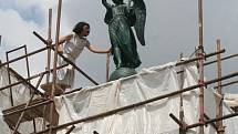 Zrestaurovaná bronzová socha Niké z Kopalova pomníku se vrátila na své místo.