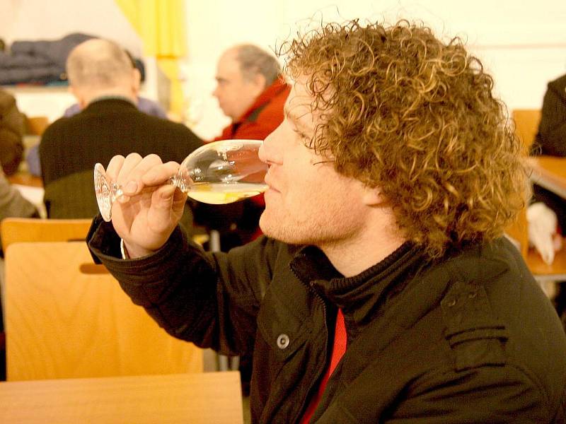 Sto jedenáct vzorků vín, vyrobených z třiceti odrůd, mohou ochutnávat milovníci zlatavého moku v Louckém klášteře, kde se koná další Znovínský košt.