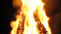 Rekordní vatru v Havraníkách zapálili plivači ohně.  