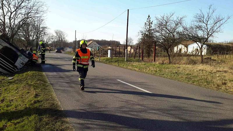 Lehkým zraněním řidiče kamionu skončila ve čtvrtek odpoledne havárie u Křidlůvek. Převrácený náklaďák skončil v příkopu.