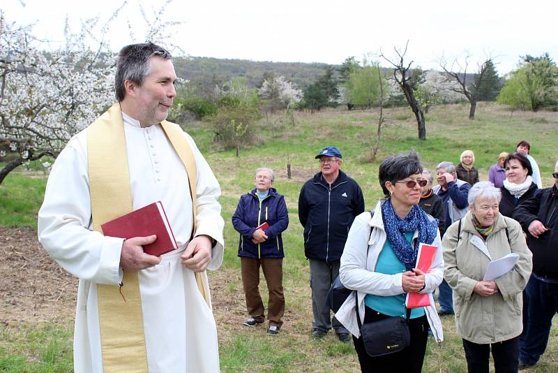 Slavnostního žehnání opravené kapličky u Havraníků se v sobotu 8. dubna zúčastnili Soňa Matochová ze Sdružení pro obnovu památek Moravy, akademický malíř Jan Knor, otec Marian, starosta Havraníků Aleš Kňazovčík a řada hostů.