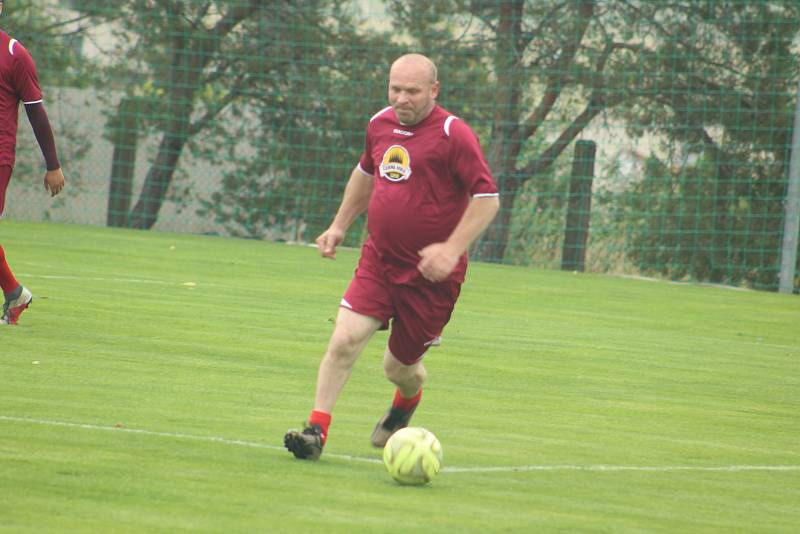 I přes nepříznivé počasí sehráli fotbalisté Šatova přípravné utkání. Proti sobě se postavili ženatí a svobodní. Foto: Petr Hlucháň