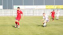 Fotbalisté Tasovic (v bílém) prohráli přípravné utkání na domácí půdě. Ve středu nestačili na Bohunice 2:3. Foto: František Šimík