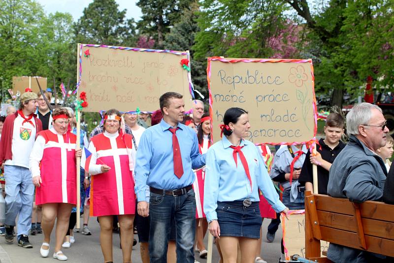 Obyvatelé Vratěnína oslavili 1. máj recesistickým průvodem po obci. Nechyběli esenbáci, pionýři, dojičky, družstevníci ani alegorické vozy.