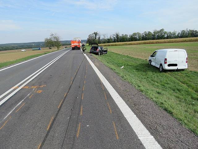 Muž, který zavinil pondělní dopravní nehodu na silnici I/53 před Lechovicemi, neměl za volantem vůbec sedět. Před nehodou jej kontrolovali policisté na dálnici D52 a zjistili, že řidičák vůbec nemá a zakázali mu další jízdu. Muž přesto dál řídil.