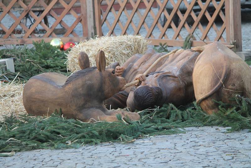 Sotva ve Znojmě začal v neděli advent, vánoční strom na Horním náměstí nevydržel nápor silného nočního větru a v noci na pondělí se skácel k zemi.