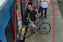 Po muži na snímku pátrají břeclavští policisté v souvislosti s krádeží jízdního kola.