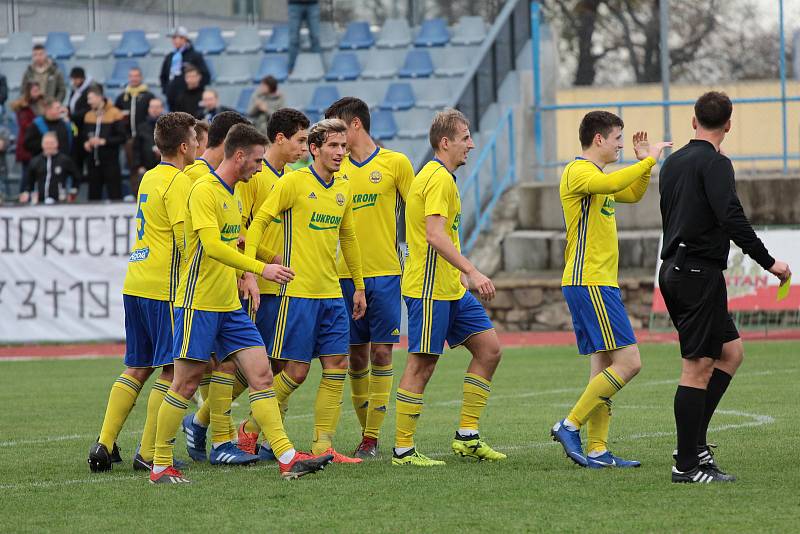 První dějství skončilo pro hráče 1. SC (v bílém) i Fastavu 1:1. Vítězný gól na 2:1 pro Znojmo vstřelil Moravec.