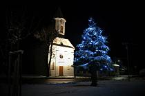 Vánoční strom už svítí v Lesné.
