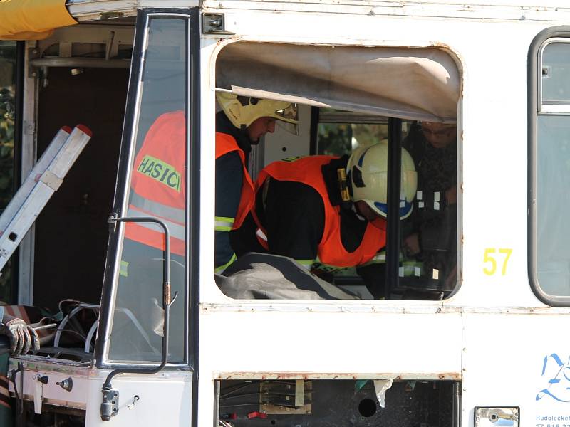 Velké cvičení jednotek IZS zažilo Znojemsko o prvním říjnovém dni. Na silnici číslo I/38 mezi Znojmem a Olbramkostelem byla simulovaná nehoda autobusu, dodávky a osobnmho auta s velkým počtem zraněných a také dvěma mrtvými.