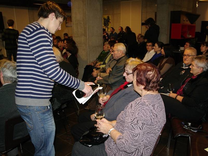 Páteční program znojemského Jazzfestu patřil tradiční jazzové noci v klubech. Program zahájil znojemský Šarivary swing band v hotelu Lahofer.