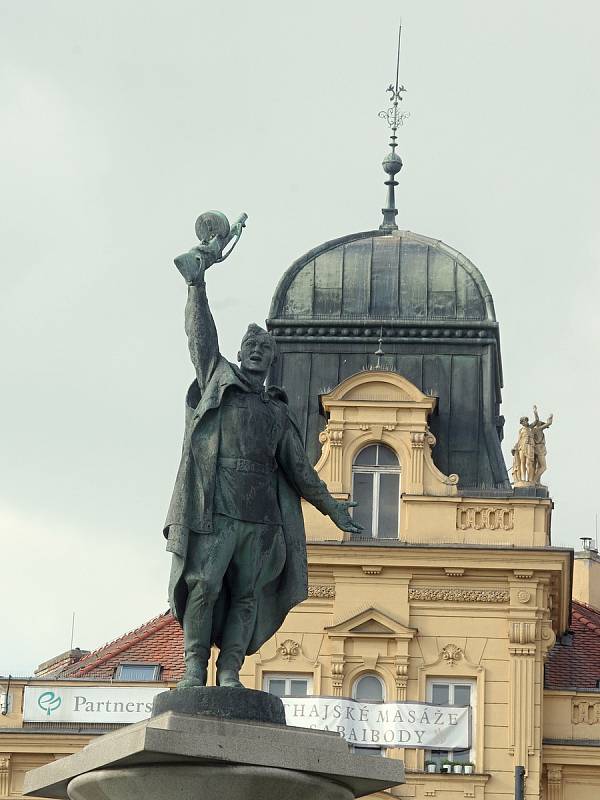 Znojemskému Mariánskému náměstí dominuje od padesátých let socha rudoarmějce.