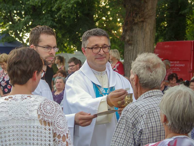 První červencovou sobotu slaví věřící v Hlubokých Mašůvkách tradičně hlavní pouť.