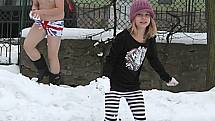 Děti ze Základní školy Jubilejní park se pravidelně otužují. Dovádění ve sněhu mají rády. Preventivně tak bojují proti chřipce.