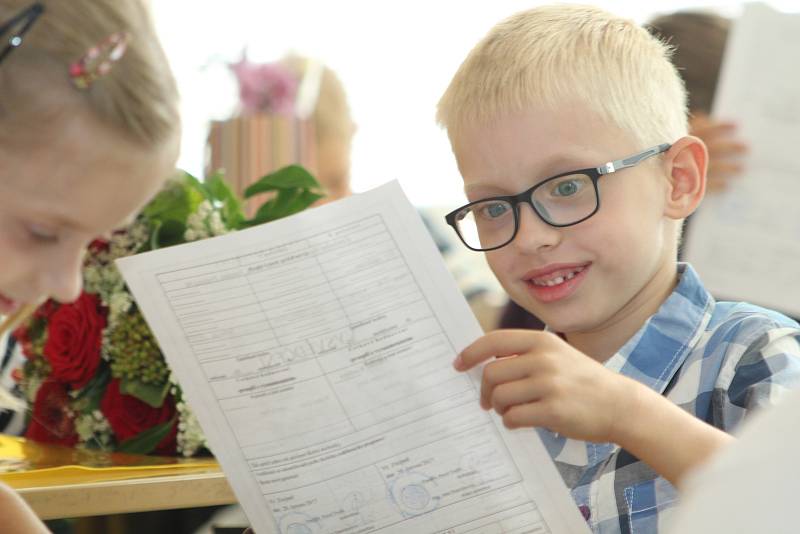 Také prvňáci z 1. B na Základní škole Pražská ve Znojmě si v poslední červnový den přišli do školy pro své první vysvědčení.