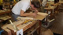 Budoucí truhláři z moravských a rakouských škol se na znojemském učilišti Uhelná utkali při výrobě dřevěných stoliček.
