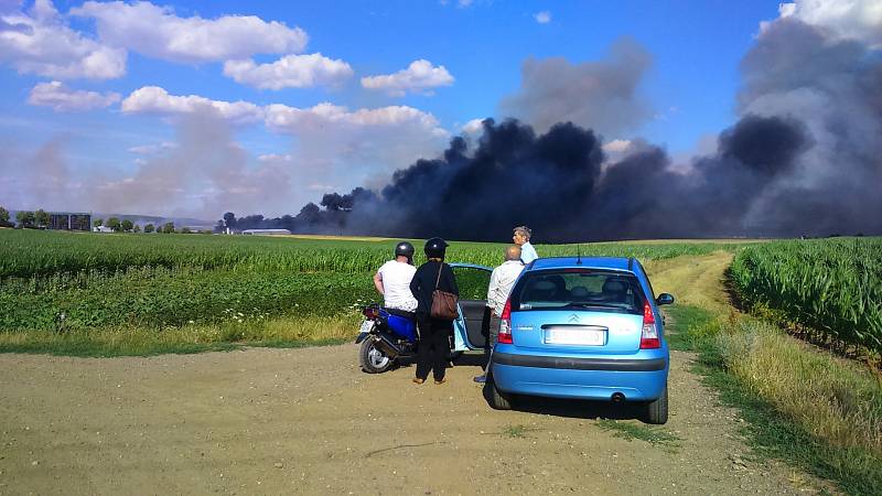 Požár pole a pneumatik u Suchohrdel u Znojma. 