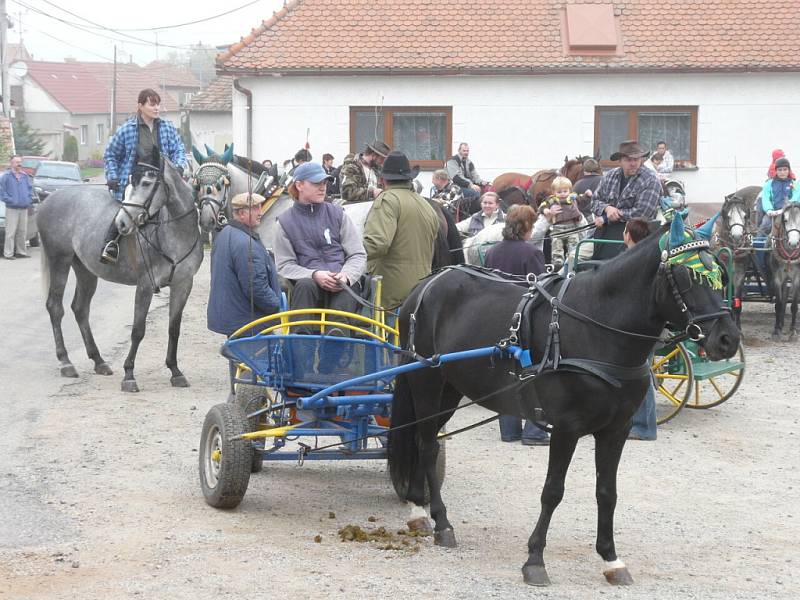 Z Rokytné vyrazila Hubertova jízda