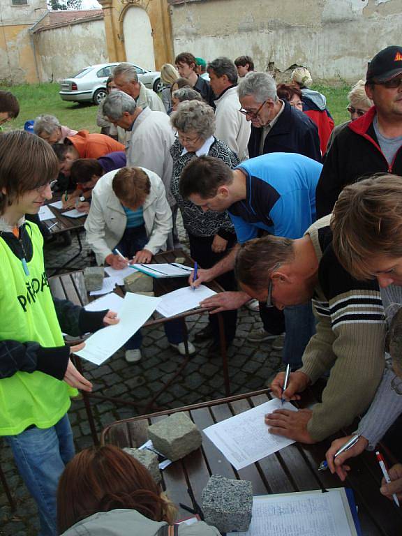 Happening proti odvezení Slovanské epopeje z Moravského Krumlova.