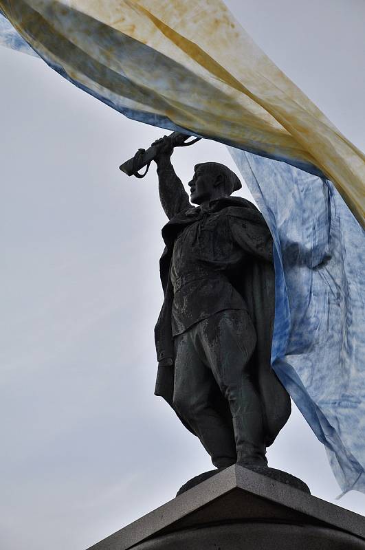 Protest proti válce dali najevo obyvatelé Znojma. Sochu rudoarmějce na Mariánském náměstí zahalili do barev Ukrajiny.