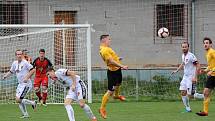 Fotbalisté divizních Tasovic (v bílých dresech) remizovali v sobotu na hřišti Rosic 0:0.