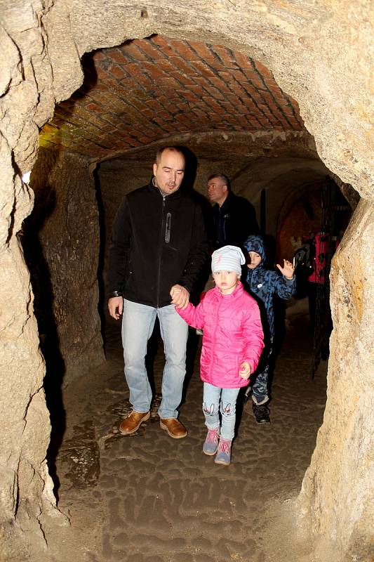 Speciální prohlídku podzemí zažily děti o posledním březnovém dnu ve Znojmě. Sbíraly tam velikonoční vajíčka. S kočkami a kocourem.