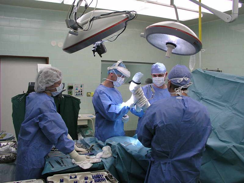 Ortopedická operace přenášená internetem