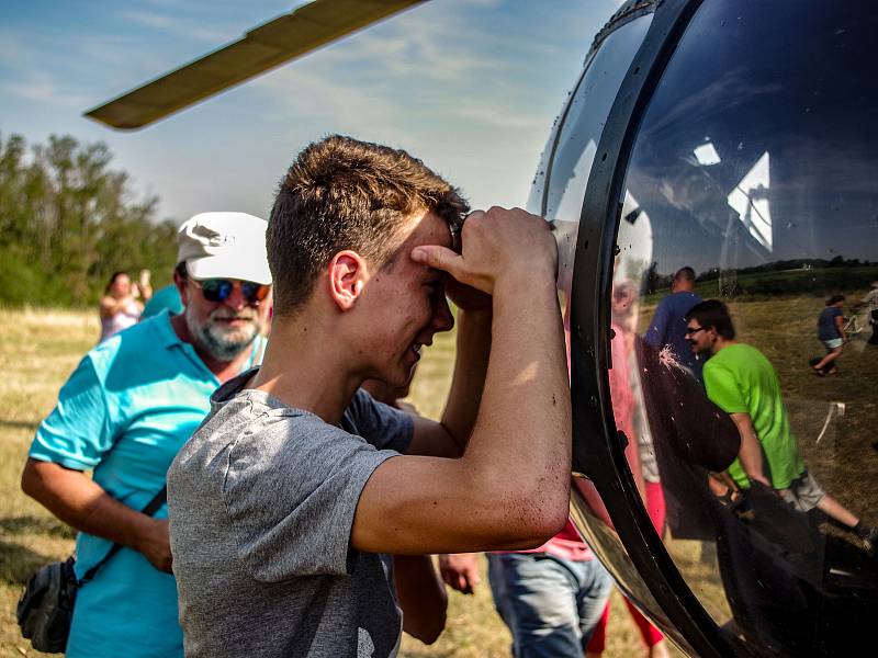 Lidé v Němčičkách se u pomníku za vsí sešli ke vzpomínce na letce RAF, kteří u Němčiček padli v boji před pětasedmdesáti lety.