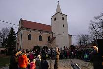 Sousedské vánoce začaly ve Vrbovci zahájení adventu a rozsvícením stromečku.