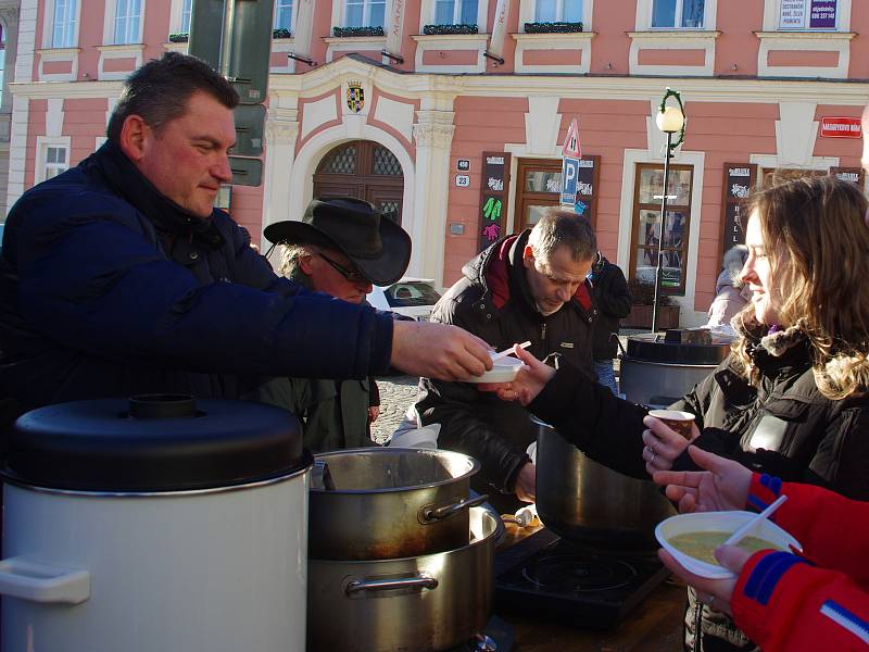 Sedmá znojemská Štědrovka přilákala stovky lidí a pro znojemskou charitu přinesla 25 tisíc korun.