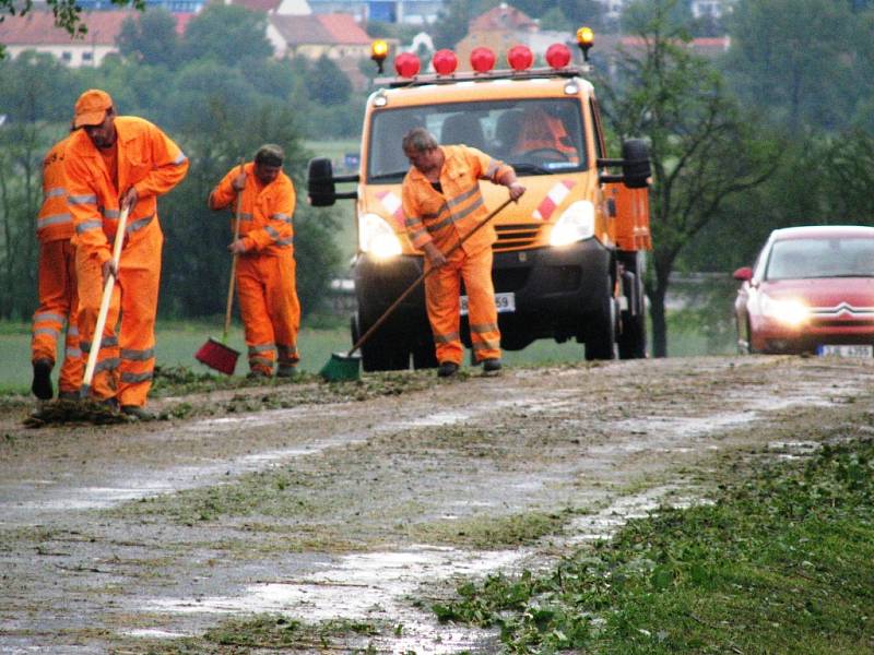 Kroupy v Krhovicích poničily domy i úrodu. 