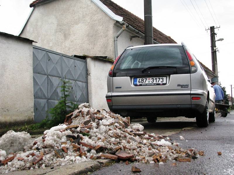 Kroupy v Krhovicích poničily domy i úrodu. 